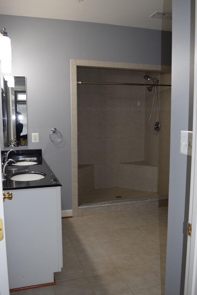 Building Photo - 2500 Eastbourne Dr