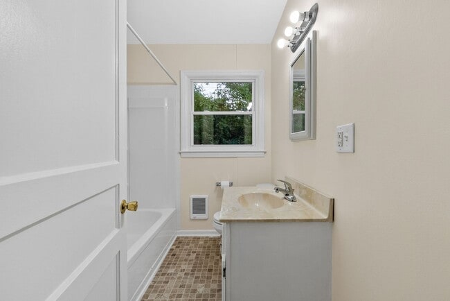 Building Photo - 2 Bedroom Home For Rent Near APSU!