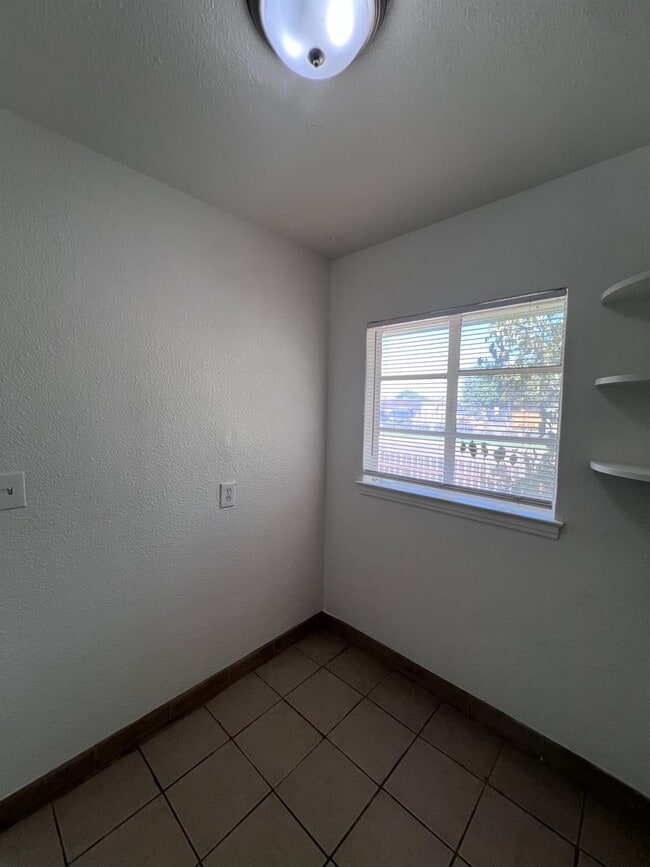 Building Photo - 2905 E Lamona Ave