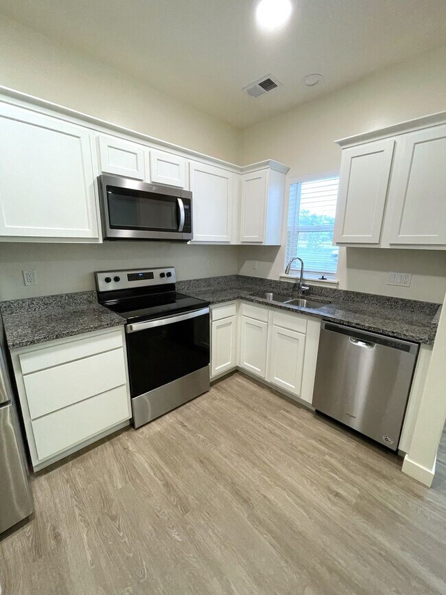 Building Photo - Spacious 3 Bed 2.5 Bath Townhome for Rent ...
