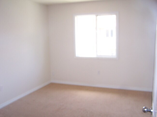 Building Photo - 11 Fuller Cir