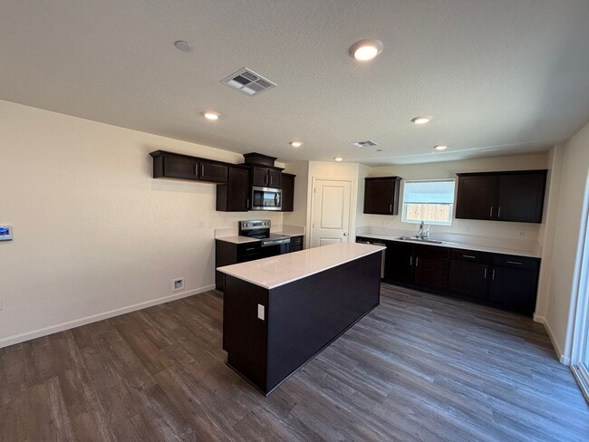 Building Photo - Beautiful New Home for rent in Tulare!