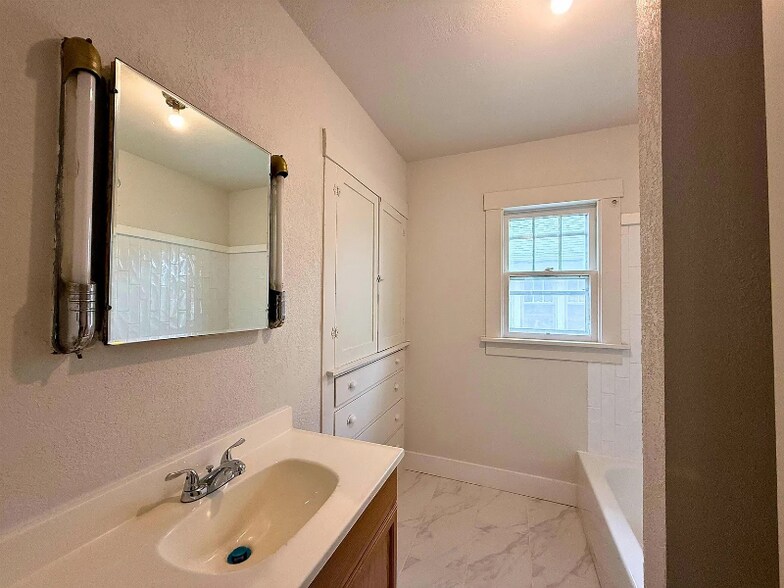 Building Photo - 904 E Ash St