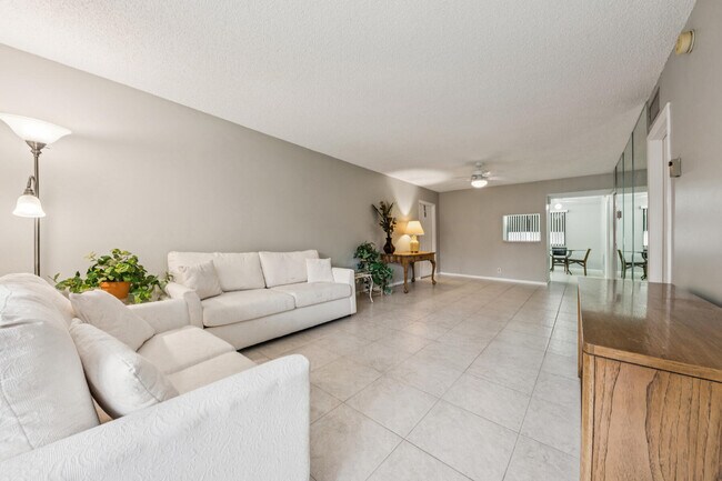 Building Photo - 5040 Rose Hill Dr