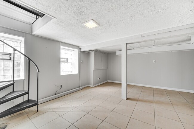Building Photo - 1817 N Honore St