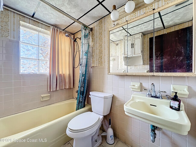 Building Photo - 122 Eden Ave