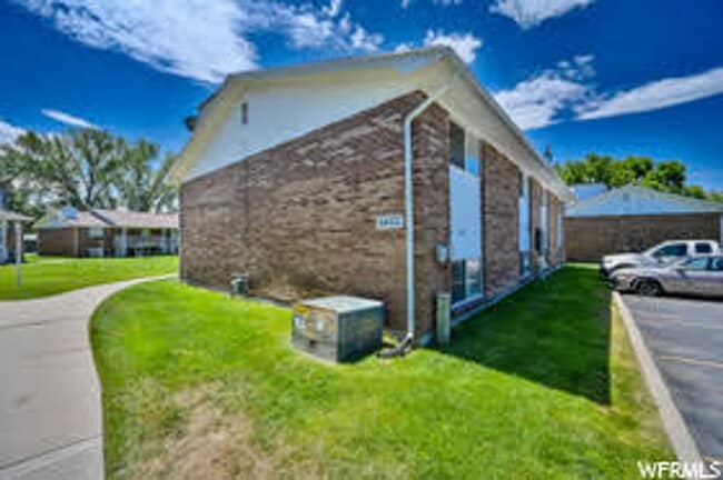 Building Photo - Charming 2 Bed 1 Bath Millcreek Apartment in Prime Location