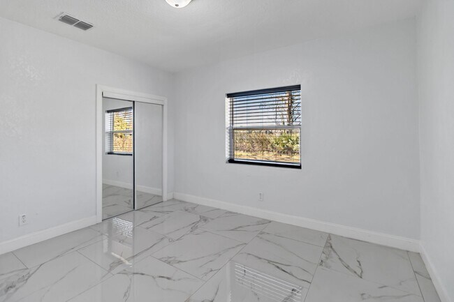 Building Photo - 4/3 Lakefront Home for Rent – 1 Acre – Near College Park & Downtown Orlando