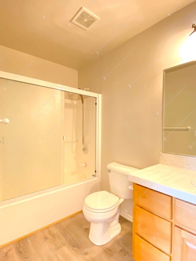 Building Photo - Spacious single-level 3 BR + office in NE ...