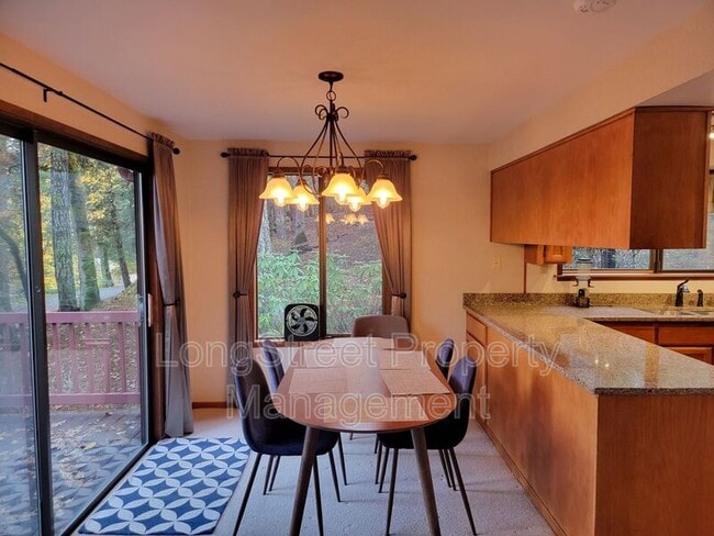 Building Photo - 2720 NW Glenwood Dr