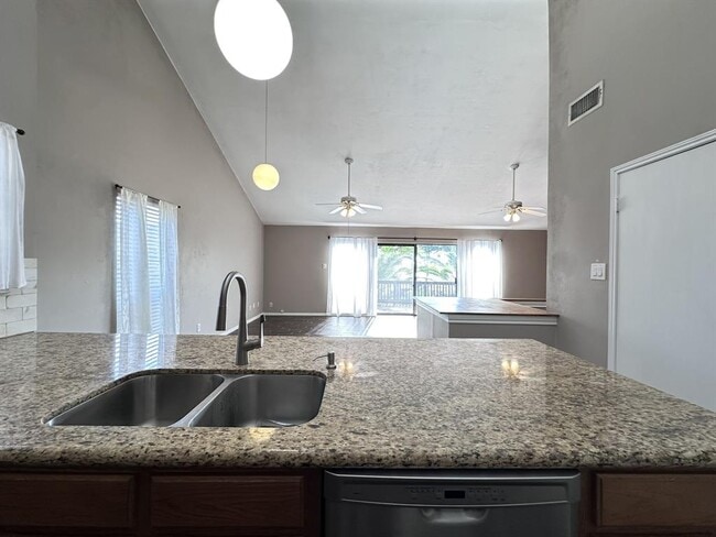 Building Photo - 20 Lakeview Village