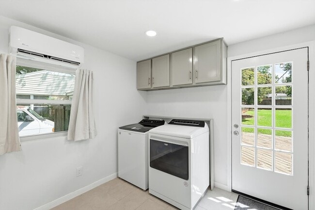 Building Photo - 215 Varsity Cir