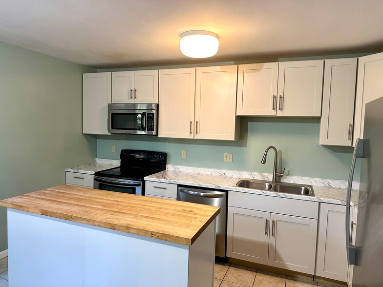 Kitchen - newly renovated - M6 Stonehedge Dr