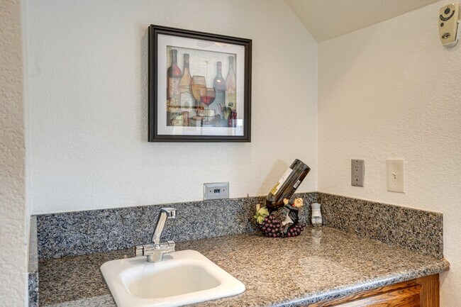 Building Photo - 420 Phoenix Cir