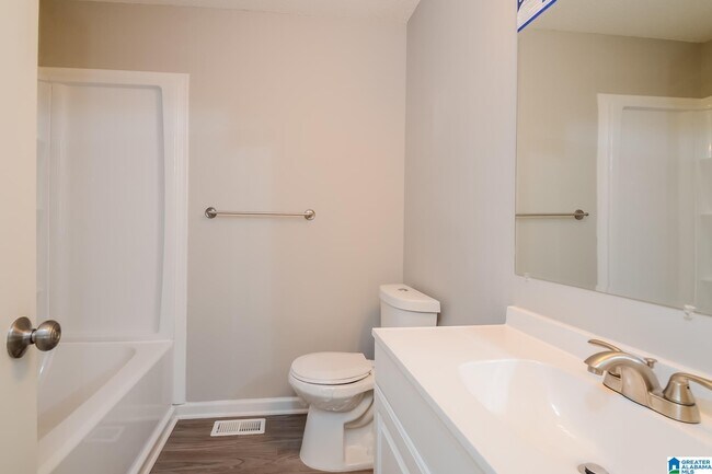 Building Photo - 1003 Oak Blvd