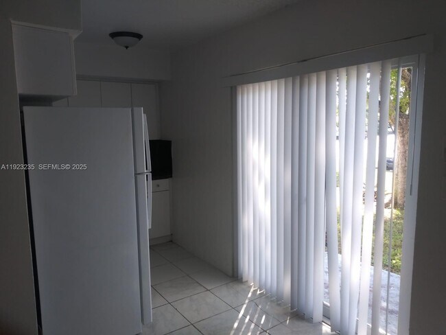 Building Photo - 17031 NE 21st Ave