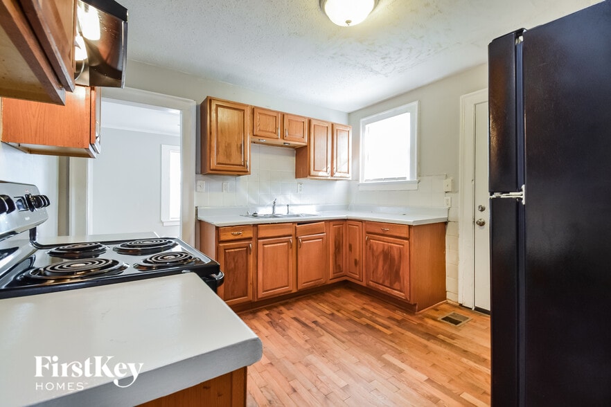 Building Photo - 1370 Westboro Dr SW