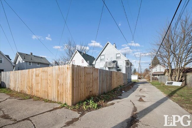 Building Photo - 1012 Idaho St