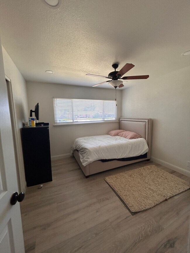 Building Photo - Space and updated in Lemoore