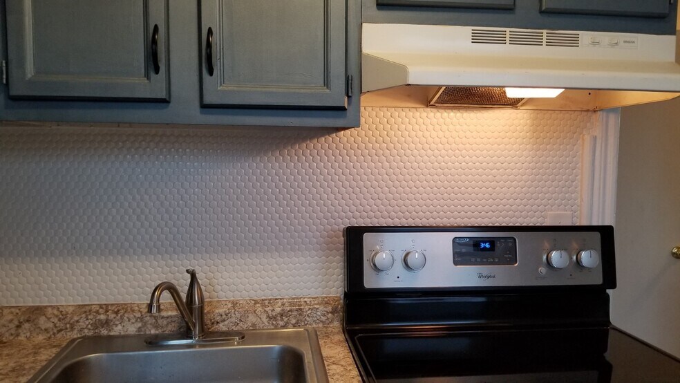kitchen - 1444 Esterbrook Ave