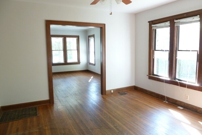 Building Photo - Bright 3BR Unit + Off-Street Parking + Balcony Near Capital University