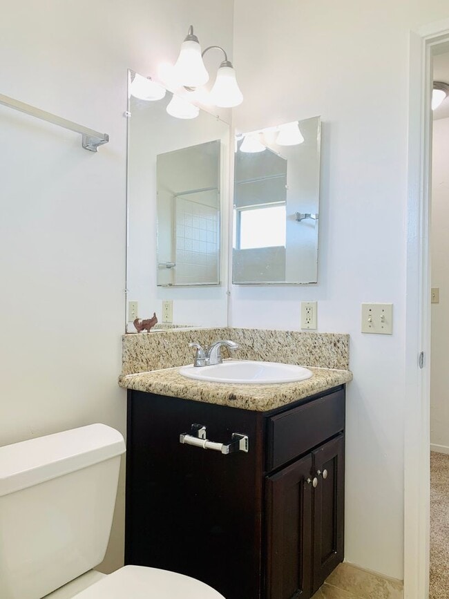 Building Photo - PERFECTLY LOCATED POINT LOMA 2BD/1.5BA TOW...