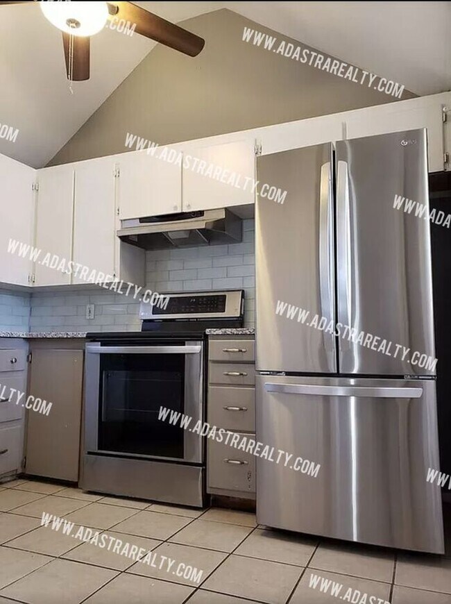 Building Photo - GORGEOUS 3 Bed 2 Bath House in Merriam-Ava...