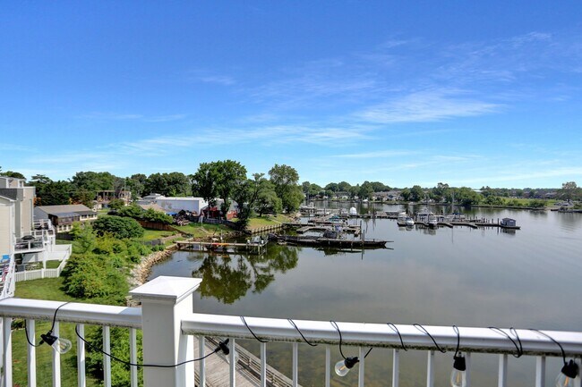 Building Photo - Stunning Townhome with Water Views!