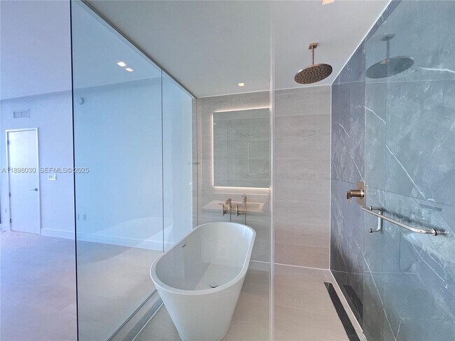 Building Photo - 700 NE 24th St