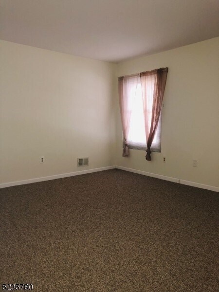 Building Photo - Renovated ground floor condo!