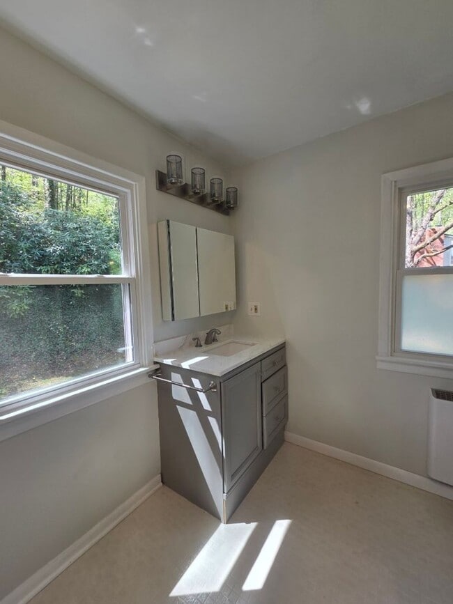 Building Photo - $2,300 - 4 Bedroom 2.5 Bathroom Unfurnished House in Forest Hills