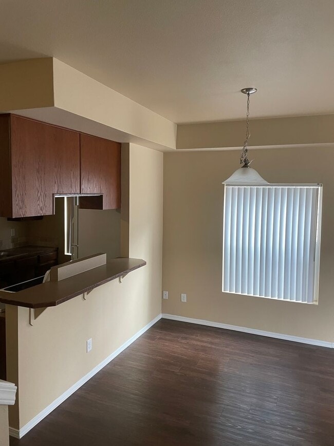 Building Photo - BEAUTIFUL 2 BEDROOM TOWNHOME IN SOUTH SALEM HILLS!