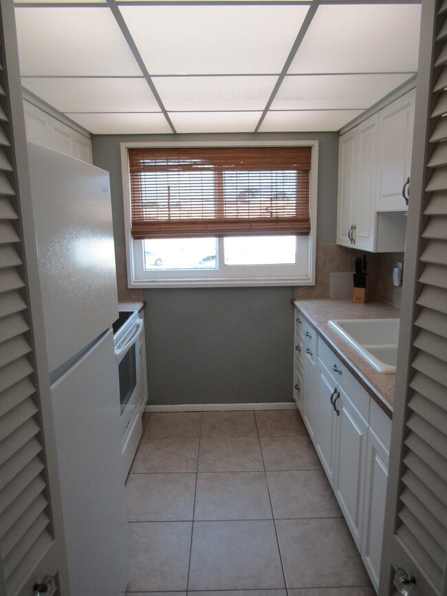 Building Photo - 708 S Tamiami Trail