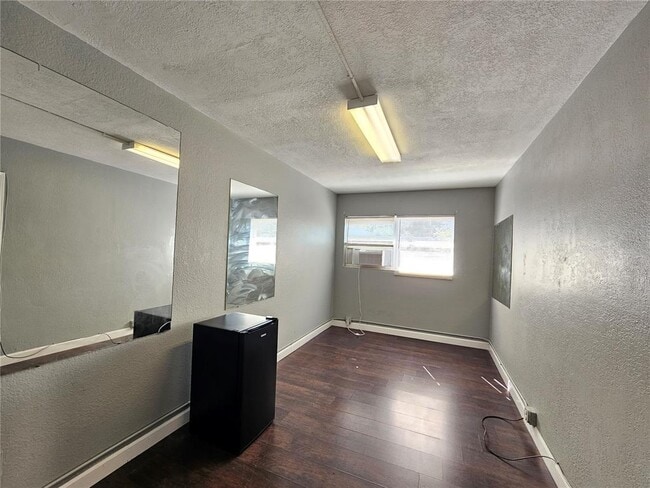 Building Photo - 1375 Drew St