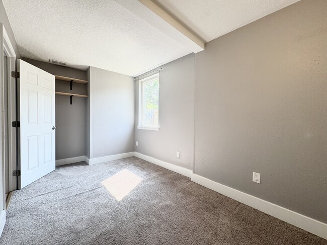 Building Photo - 6543 SE Borwick St