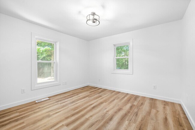 Building Photo - Fantastic Fully-Renovated Home in Kingston...