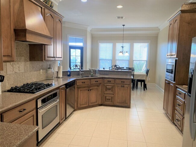 Building Photo - CARRIAGE OAKS CROSSING