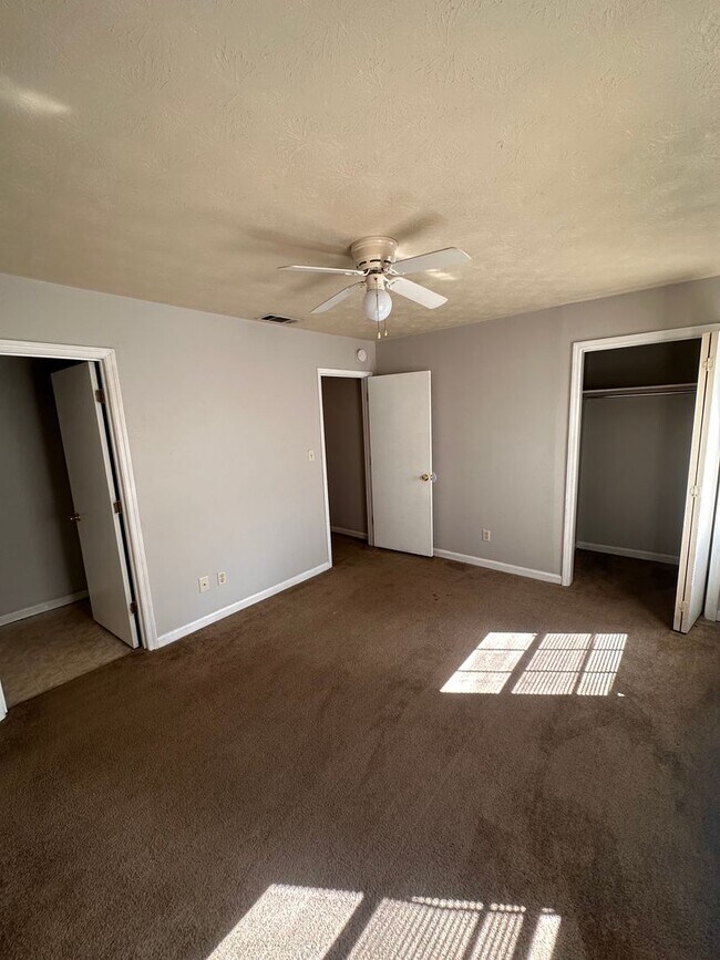 Building Photo - Gorgeous and Spacious 3 BR 1.5 BA Townhome...