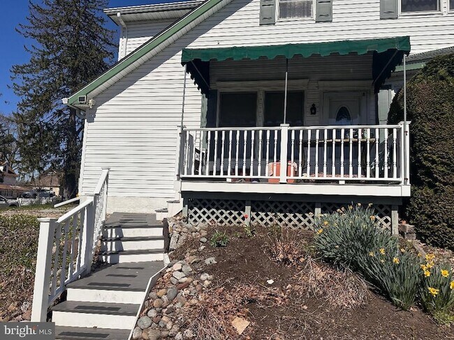 Building Photo - 633 Hampton Ave