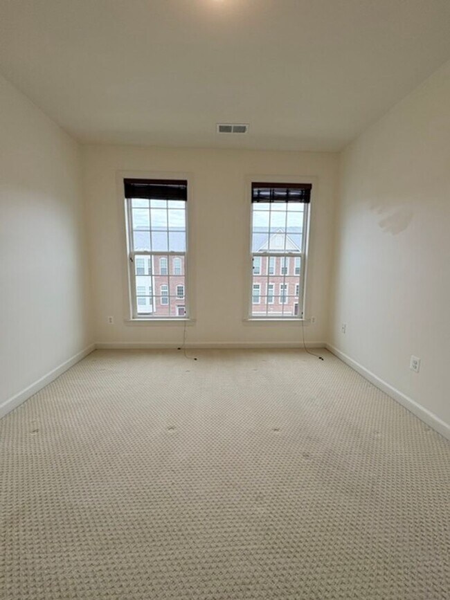 Building Photo - 121 Autumn View Dr