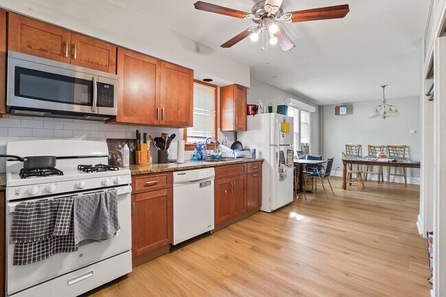 Building Photo - Ewing, NJ – 6BR / 2BA. House near TCNJ. Spacious layout. - Gambourg Properties