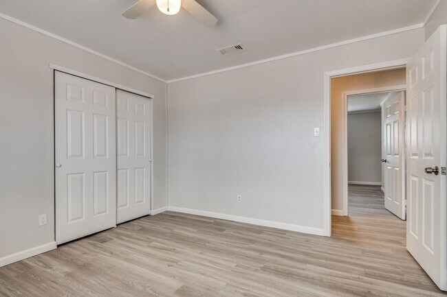 Building Photo - Beautifully Updated, Modern Finishes!