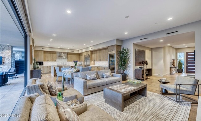 Building Photo - 5553 E Stella Ln