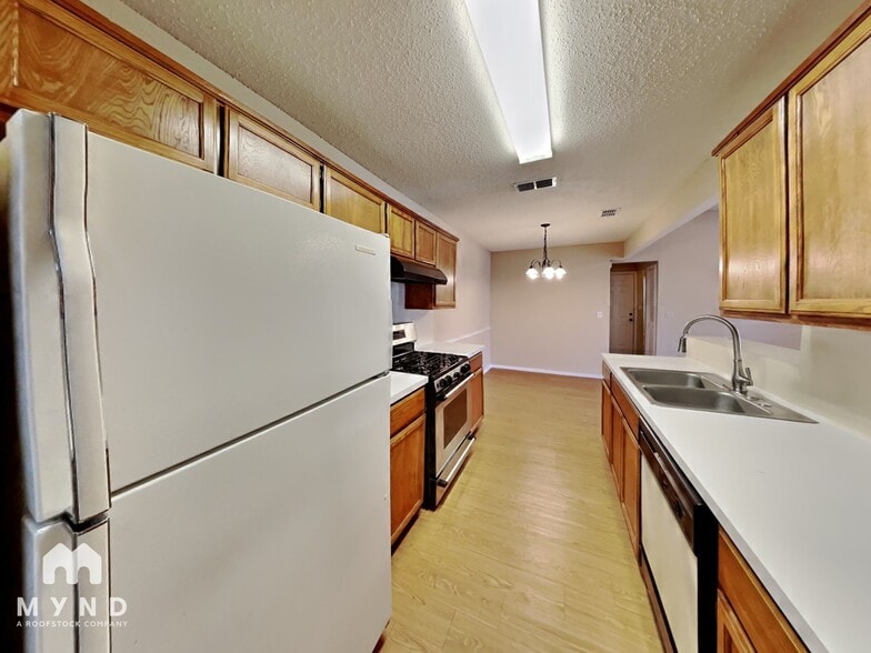 Building Photo - 1213 Hyridge St