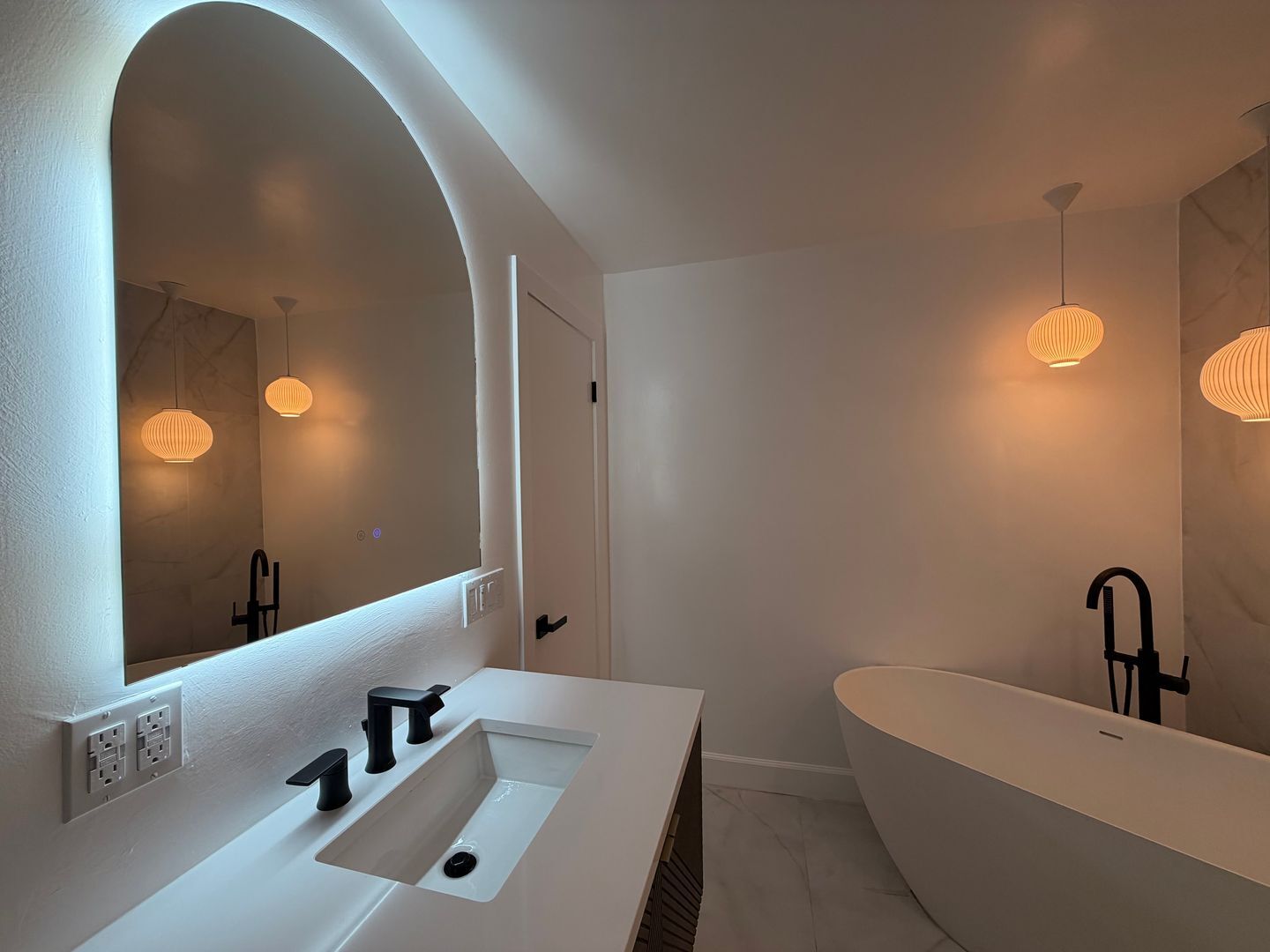 Building Photo - Cat-Friendly Condo with Private Cat Patio Enclosure + Resort-Style Amenities in Tarzana!