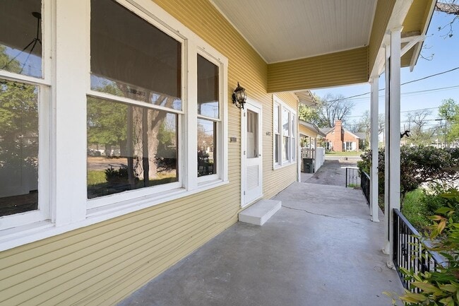 Building Photo - 603 E Losoya St