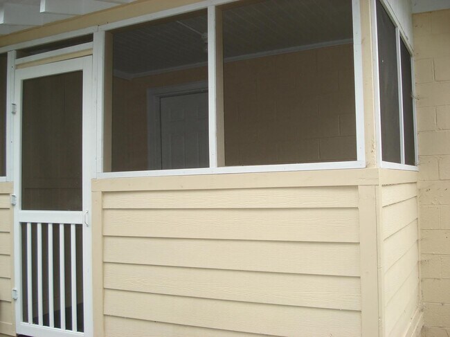 Building Photo - 526A Center Street