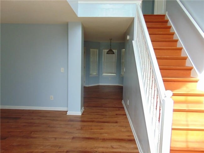 Building Photo - 611 Dove Ln