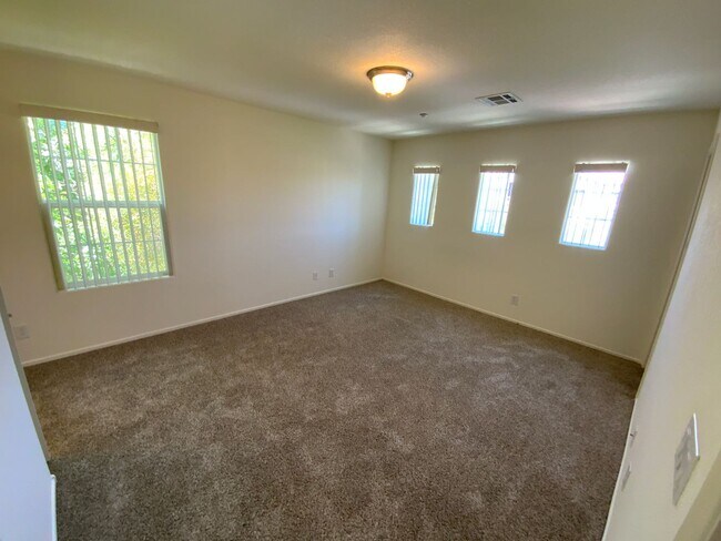 Building Photo - N.W. BEAUTIFUL UPGRADED HOME WITH COMMUNIT...