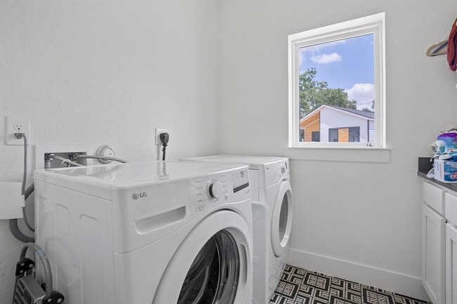 Building Photo - 5806 Sutherlin Rd